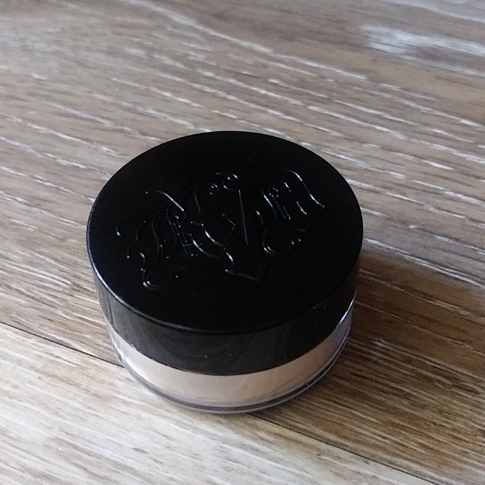 Kat Von D lock it setting powder